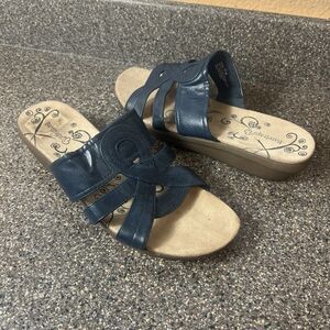 Baretraps Comfort Casual Slip On Sandals Women's Size 11W Faux Leather Navy Blue